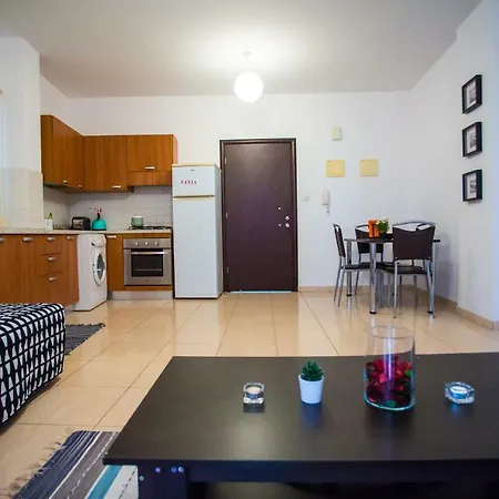 Yippee! My Happy Place In Center Apartment